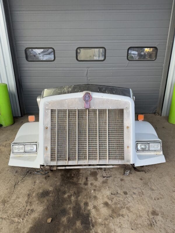 Hood with Grille-2006 Kenworth T800 - Image 2